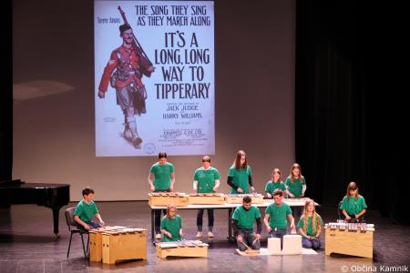 A me slišiš Pet čevljev merim, palcev pet (40)